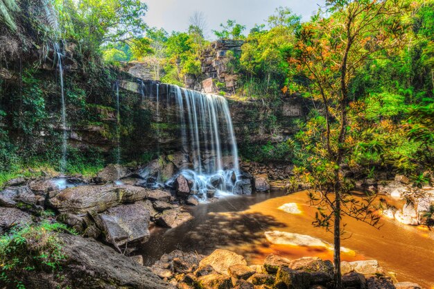 HDR-Bild mit hohem Dynamikbereich des tropischen Wasserfalls Popokvil Wasserfall Bokor Nationalpark Kambodscha