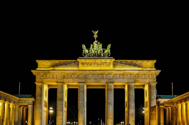 HDR Brandenburger Tor Puerta de Brandenburgo en Berlín por la noche