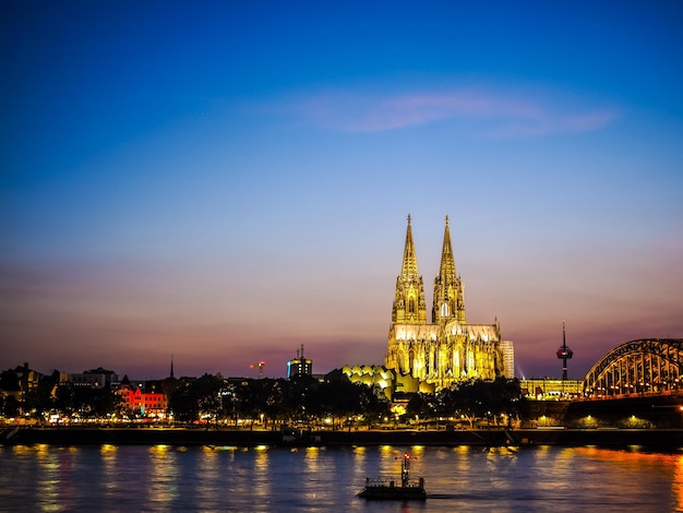 HDR Catedral de San Pedro y puente Hohenzollern sobre el río Rin