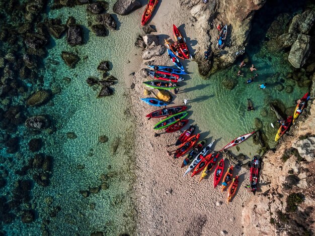 Hdr drone topdown de nuestro equipo de kayak sobre la isla de kemmunett malta verano 2021