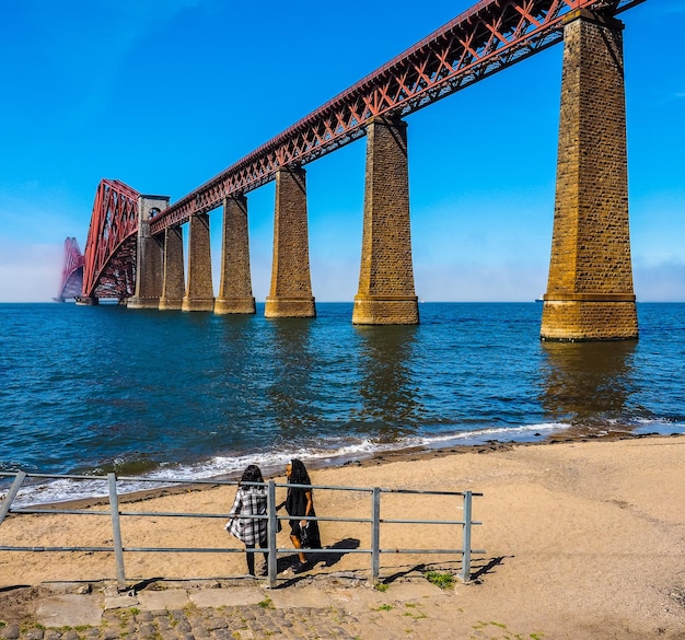 Foto hdr forth bridge sobre firth of forth en edimburgo