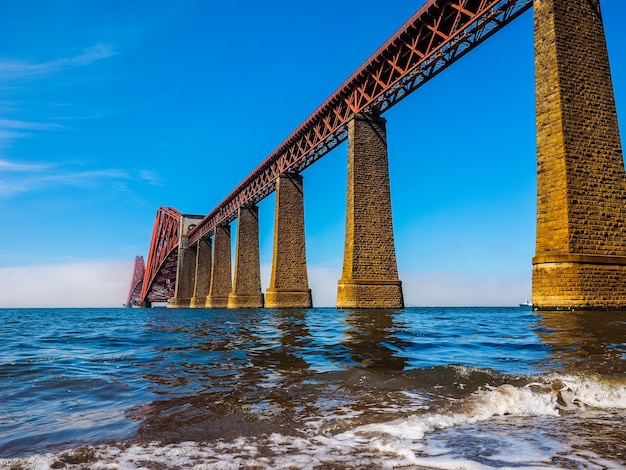 HDR Forth Bridge über den Firth of Forth in Edinburgh