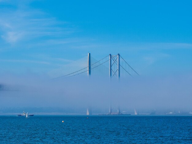 HDR Forth Road Bridge sobre Firth of Forth em Edimburgo