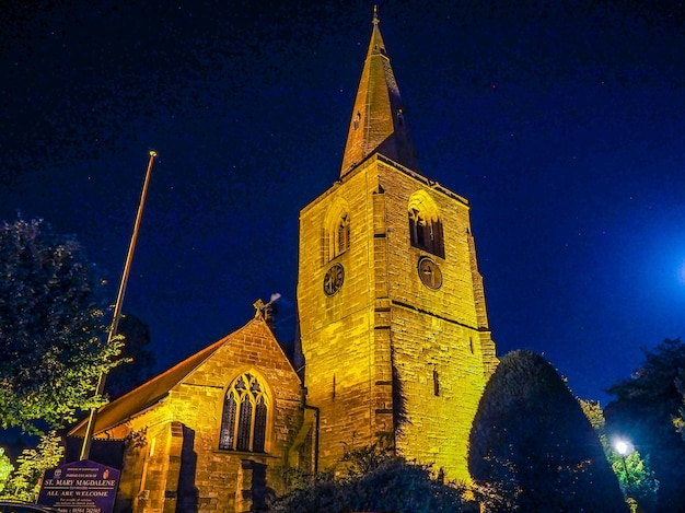 HDR Iglesia de Santa María Magdalena en Tanworth en Arden por la noche