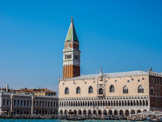 HDR Markusplatz vom Markusbecken in Venedig aus gesehen