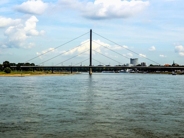 HDR río Rhein en Düsseldorf Alemania