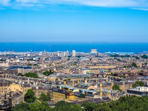 HDR Vista aérea de Edimburgo desde Calton Hill