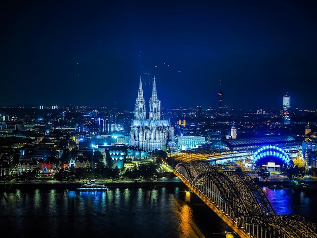 HDR Vista aérea noturna da Catedral de São Pedro e Hohenzollern Bri