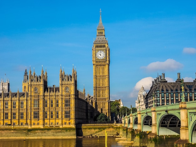 HDR Westminster Bridge y Casas del Parlamento en Londres