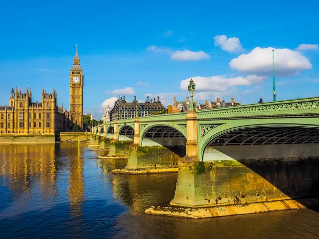 HDR Westminster Bridge und Houses of Parliament in London