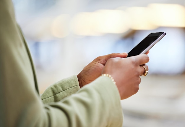 He estado pensando en usted. Foto de una mujer usando su teléfono inteligente para enviar un mensaje de texto.