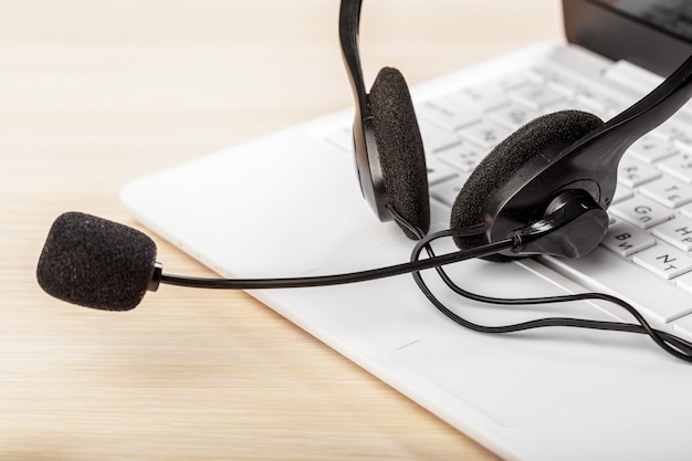 Headset auf der Tastatur Computer Laptop