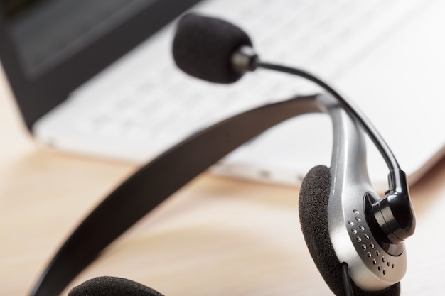 Headset auf der Tastatur Computer Laptop