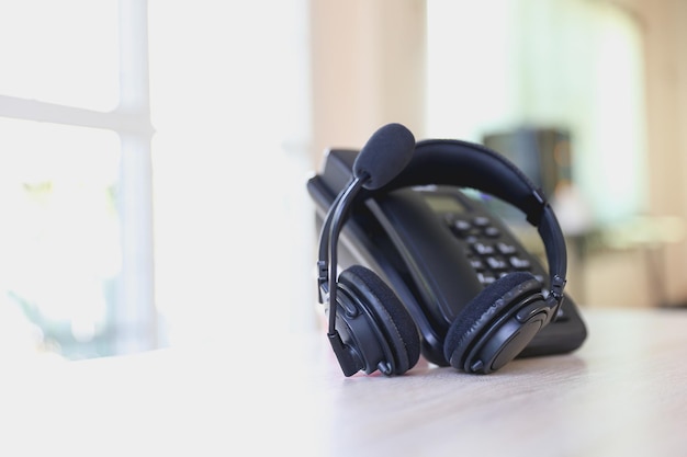 Headset und Telefon auf dem Schreibtisch