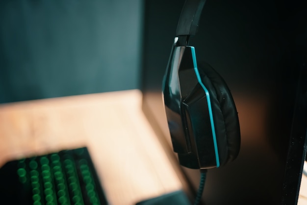 Headset-Verwendung für Gamer-Computer auf dem Monitor mit Tastatur auf Hintergrundcomputer-Set-Kopfhörer für ...