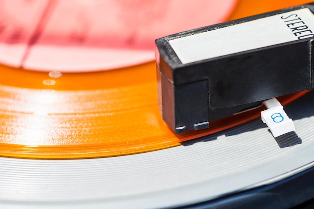 Headshell do toca-discos em disco de vinil laranja