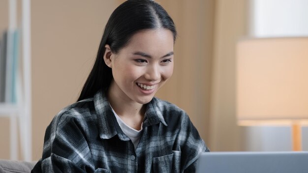 Headshot asiatische Studentin Freiberuflerin Geschäftsfrau, die auf einem Laptop-Computer tippt, der im Internet arbeitet