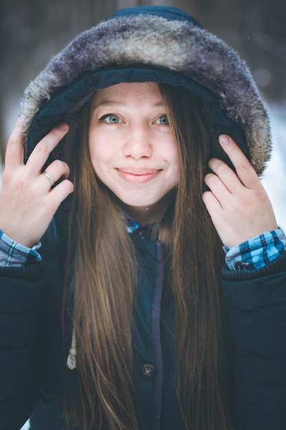 Foto headshot der jungen schönen frau in der warmen kleidung