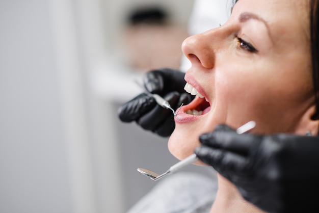 Headshot de una mujer durante chequeo dental.