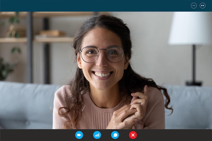 Foto headshot porträt bildschirmansicht einer lächelnden millennial-frau in brille sitzt zu hause auf der couch spricht über videogespräche mit verwandten glücklich junge frau hat webcam-konversation nehmen sie einen online-kurs in innenräumen