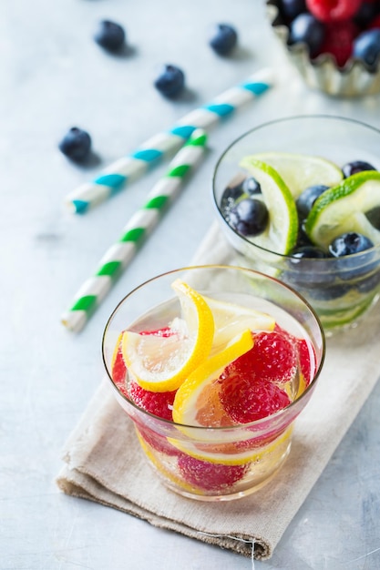 Health Care Fitness gesunde Ernährung Ernährungskonzept Frische kühle Zitrone Limettenbeeren Himbeere Blaubeere mit Wassercocktail Entgiftungsgetränk Limonade für Frühlingssommertage