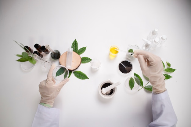 Foto healthcare cremeproduktion im labor. creme-produkte im labor. gesundheitsindustrie.