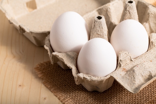 Healthy food concept ovos orgânicos em caixas de papelão