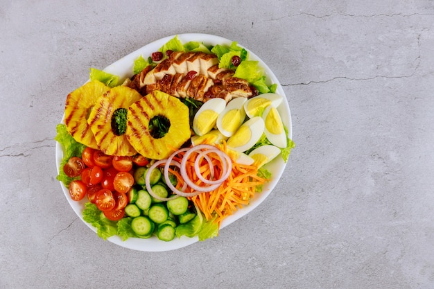 Healty Salat mit gekochtem Ei, Ananas, Huhn und Gemüse