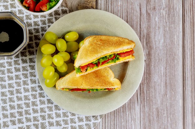 Healty sándwich de queso a la parrilla con café y uva.