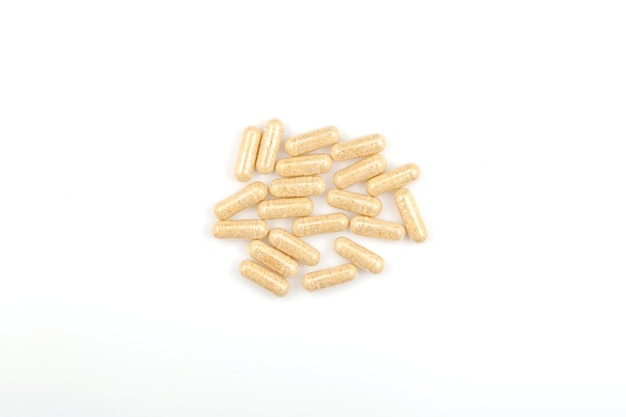 Heap Hulbah pills sobre fondo blanco Suplementos nutricionales a base de hierbas Hulbah pills