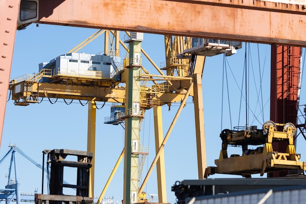 Foto hebekräne im seehafen und ein beobachtungspunkt in der höhe