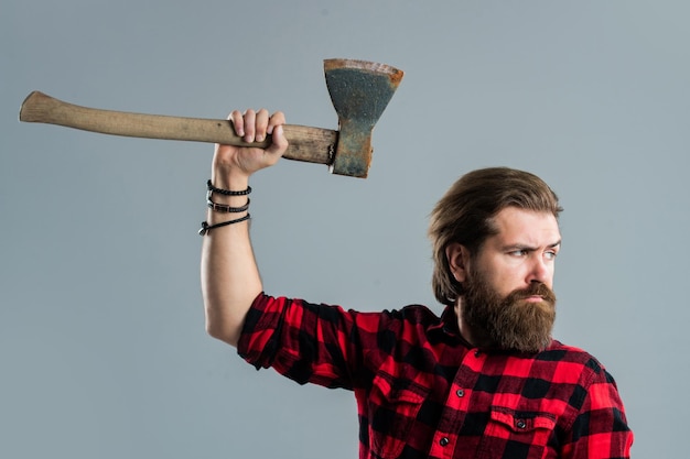 Foto heben sie einen aufruhr auf männlicher friseur oder barbershop brutaler metzger im hemd holzfäller bereit, im wald zu arbeiten selbstbewusste brutalität des holzfällers holzfäller verwenden axt bärtiger mann mit axt geschnittenes haar mit axt