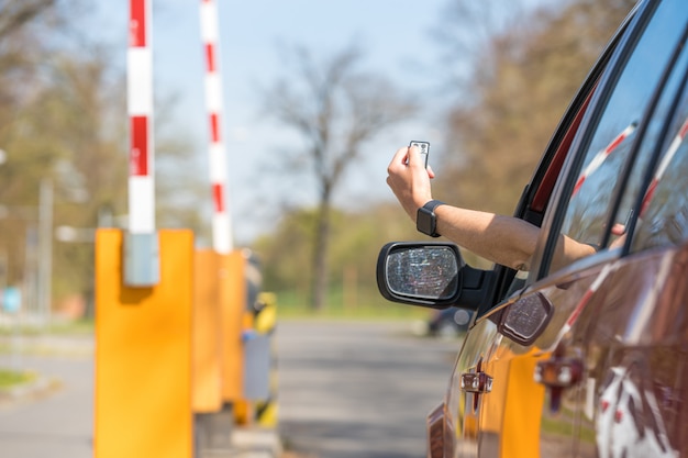 Hebesperre am Eingang zum Parkplatz per Fernbedienung