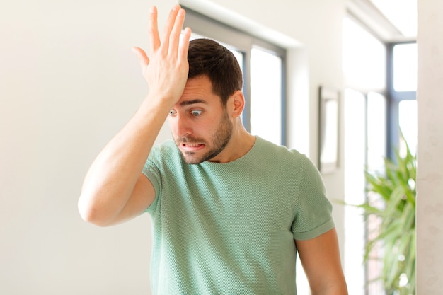 hebt die Handfläche zur Stirn und denkt, Ups, nachdem ihr einen dummen Fehler gemacht oder euch erinnert habt, fühlt euch dumm