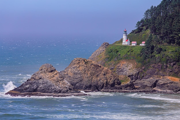 Heceta Head Lighthouse na vista panorâmica da costa de Oregon EUA