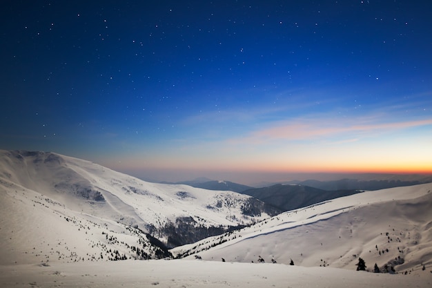 Hechizante hermosa vista de las montañas y colinas en el valle nevado