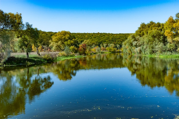 Hechizante vista panorámica de un lago