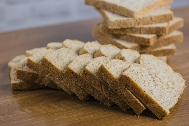 Hecho en casa orgánico de pan con rebanadas en mesa de madera