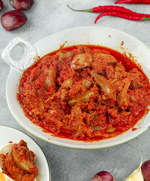 Foto hecho de chiles y cebollas, luego anchoas o trozos de petai o jengkol