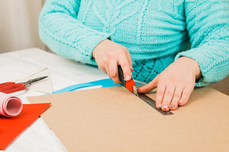 Foto hecho a mano, la niña corta de papel. scrapbooking para una boda u otras decoraciones navideñas. herramientas para álbumes de recortes.