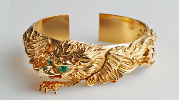 Foto hecho en oro amarillo de 18 kilos esta majestuosa pulsera de águila cuenta con esmeraldas y diamantes añadiendo un toque de lujo y elegancia a este poderoso símbolo