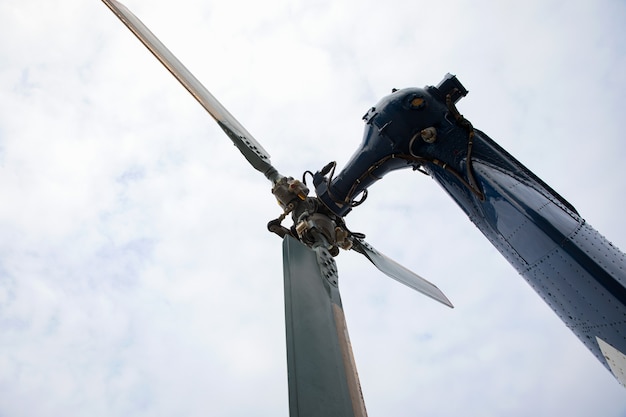 Heckrotor des Hubschraubers über bewölktem Himmelshintergrund