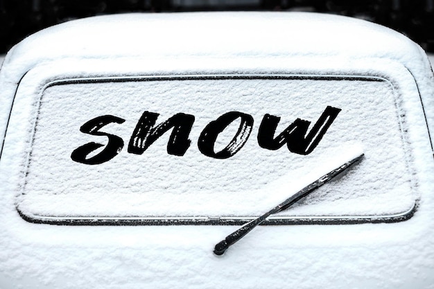 Foto heckscheibe mit scheibenwischer im schnee