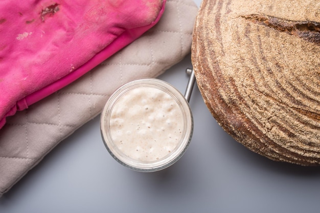 Hefe-Sauerteig-Starter und Brot