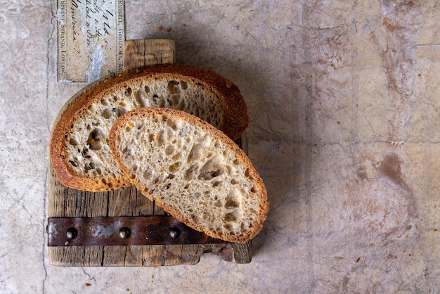 Hefefreies Brot mit Müsli auf einem Holzbrett, Kopierraum