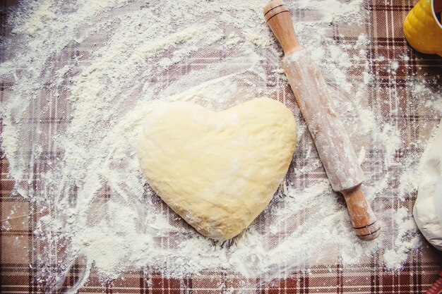 Hefeteig auf dem Tisch. Backen kochen. Selektiver Fokus