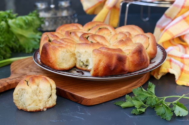 Hefetorte mit Kräutern und Knoblauch