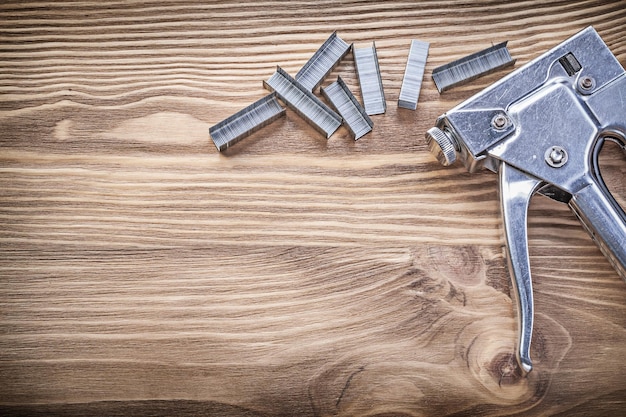 Heftklammerhaufen Heftklammern auf Holzbrett-Konstruktionskonzept