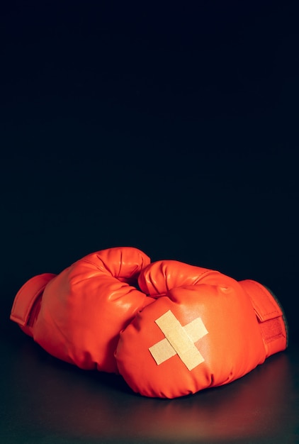 Foto heftpflaster übereinander auf boxhandschuhen