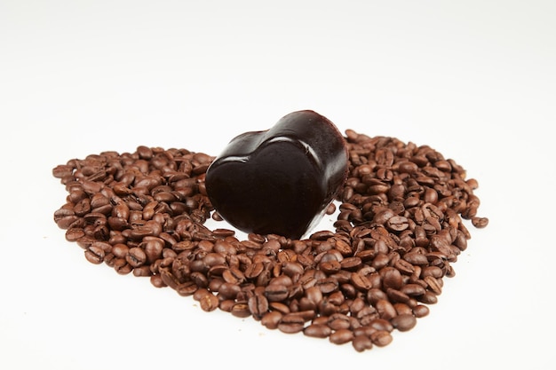 Heideförmiges Seifenstück auf Kaffeebohnen hautnah isoliert auf weißem Hintergrund